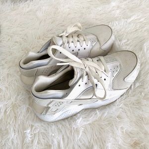 Nike huarache white size 5.5 Y 24cm